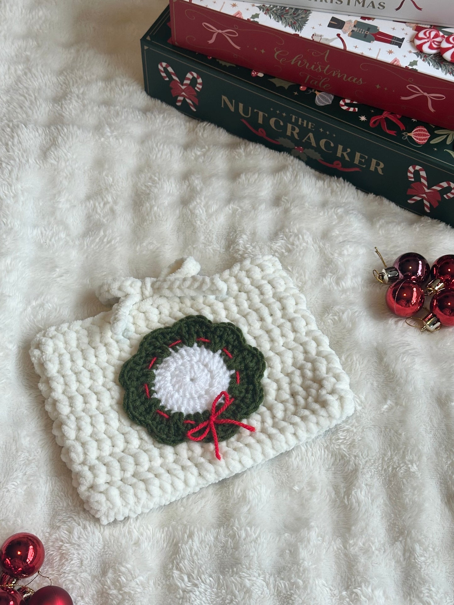 Festive wreath sleeve