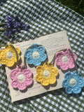 Flower petals bookshelf garland