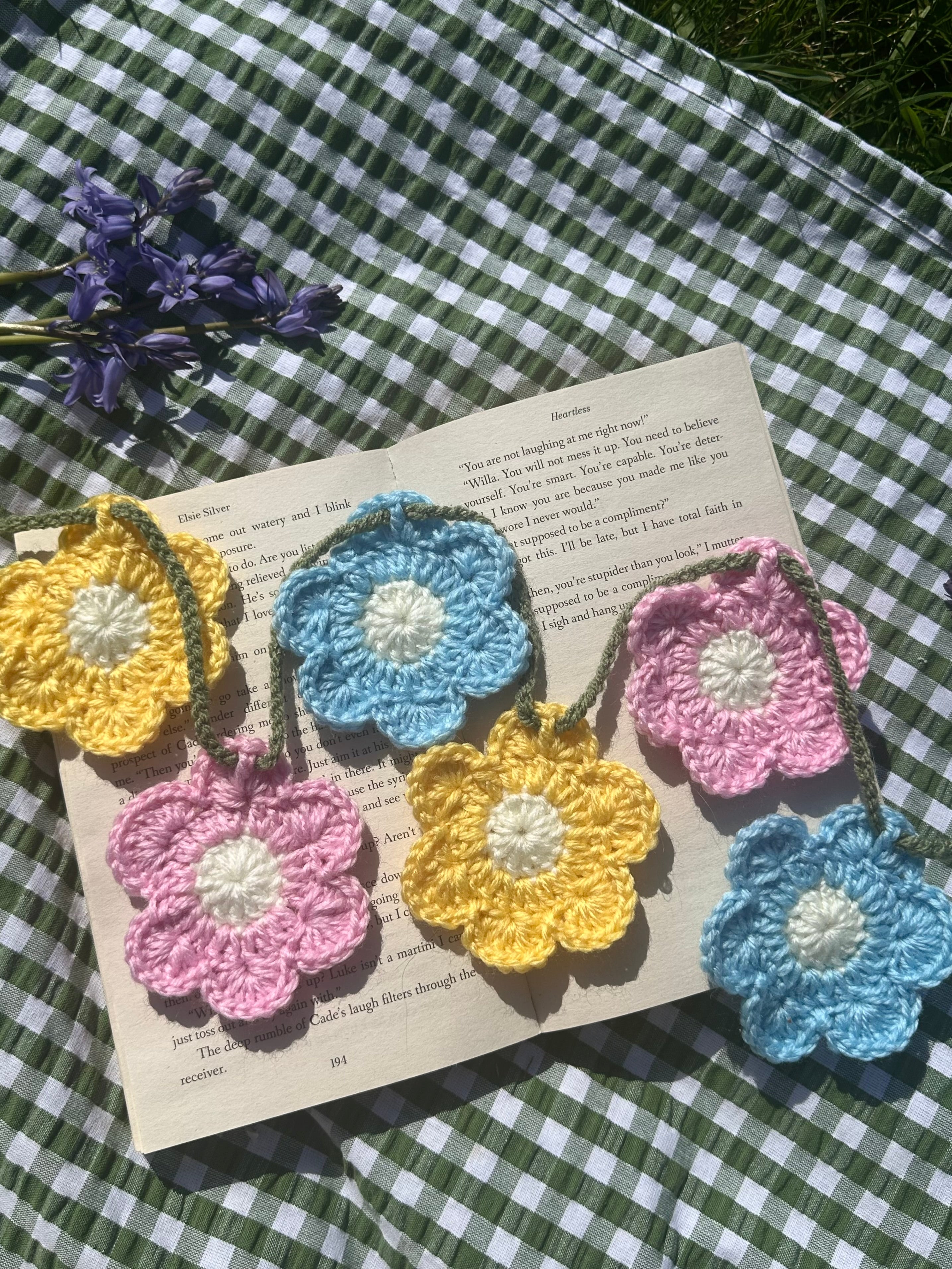 Flower petals bookshelf garland